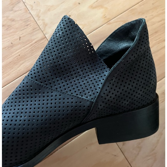 Eileen Fisher Black/Dark Gray Leather Mesh
Booties Stacked Heel Rounded Toe - 10 - Picture 4 of 8